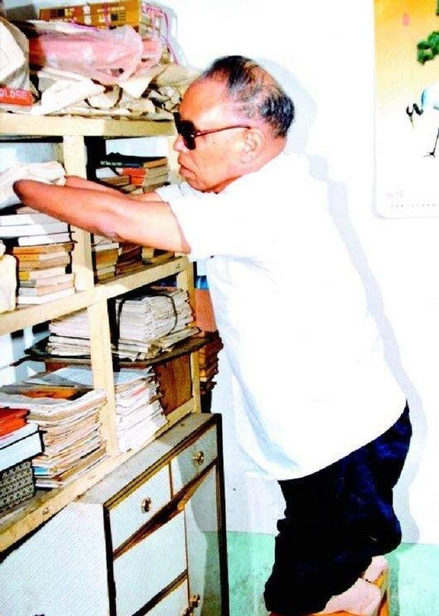 1950年，长津湖战场，17岁的朱彦夫在昏迷中被敌人一刀划开了肚子，他被突然的剧