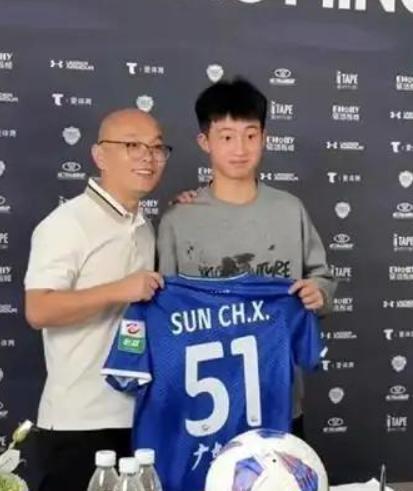 孙继海和董路吵翻了，全网都在站队。但他们俩都没说错——也都只对了一半。🟢 孙继