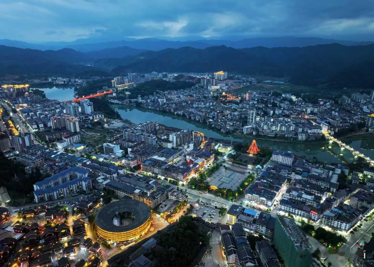 广西桂林三江侗族自治县三个地标景观—风雨廊桥、鼓楼、斗牛场。
图文：成都市摄影艺