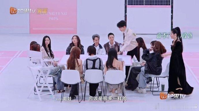 李斯丹妮[超话]浪姐全场都在抢李斯丹妮的歌乘风2025《隐》一首歌，不仅让四位队