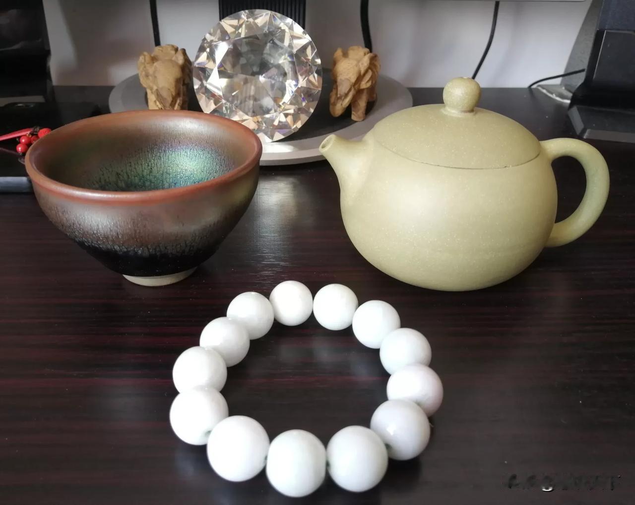 晨练时淘到一把紫砂壶，也不知道是段泥的还是绿泥的。个人感觉像是段泥的泥料。
摆摊