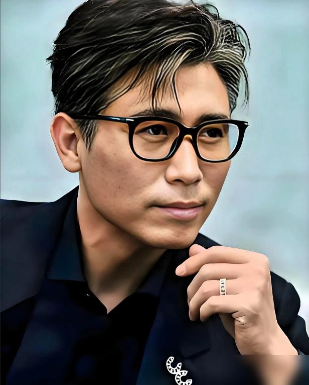 51岁李乃文，七口人嗷嗷待哺，综艺拼命跳搞笑舞，您信吗？
 
他不是一线，却是家