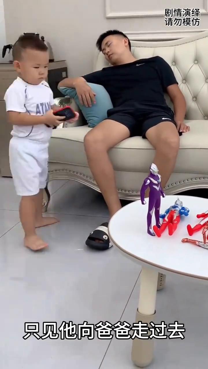 爸爸看娃太累睡着了，下一秒儿子的举动太暖心了。
爸爸看娃太累了睡着了，这时旁边正
