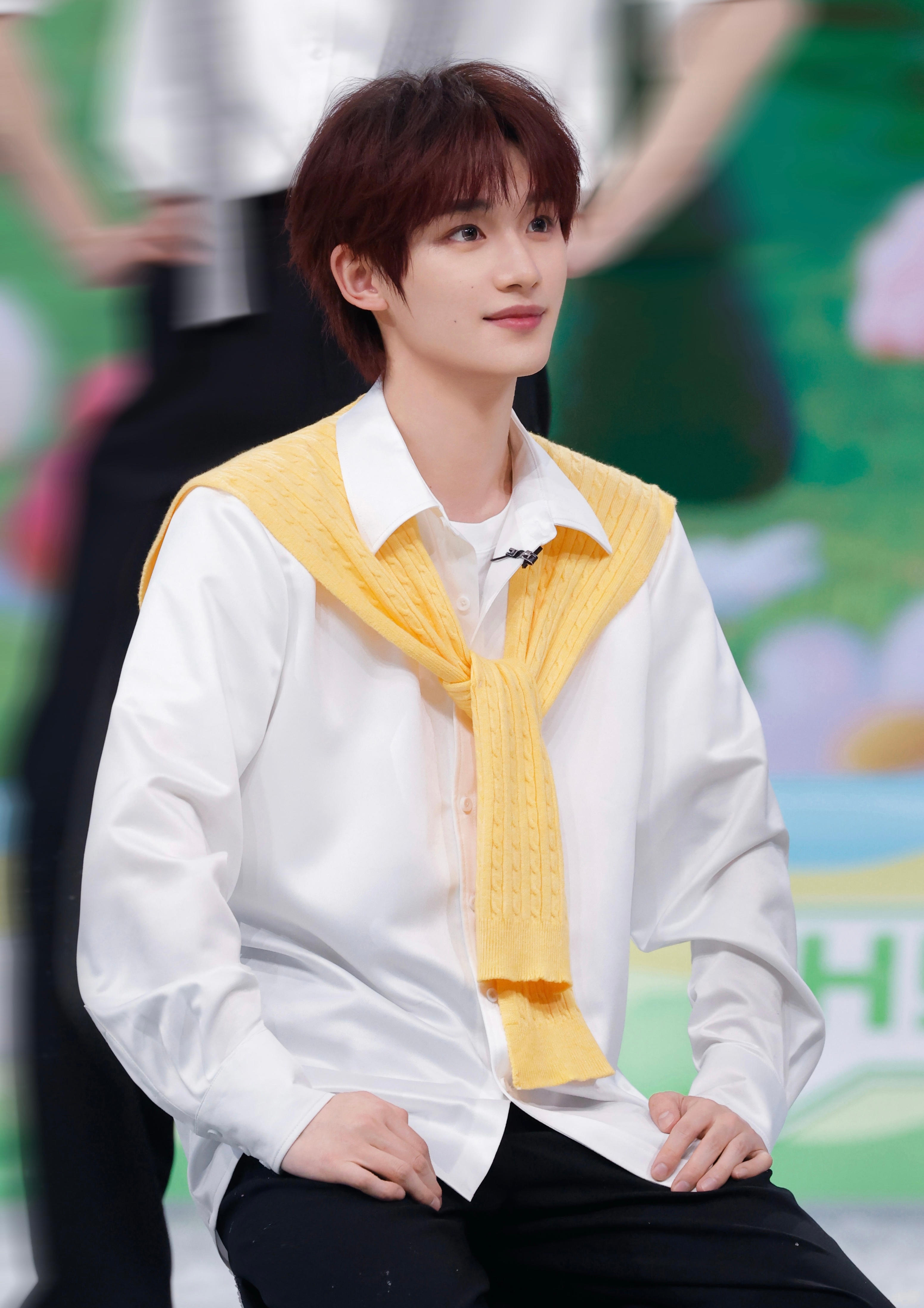 丁程鑫今日份《你好星期六》节目Look，身着丝绒质感西装 + 半透视领口内搭，佩