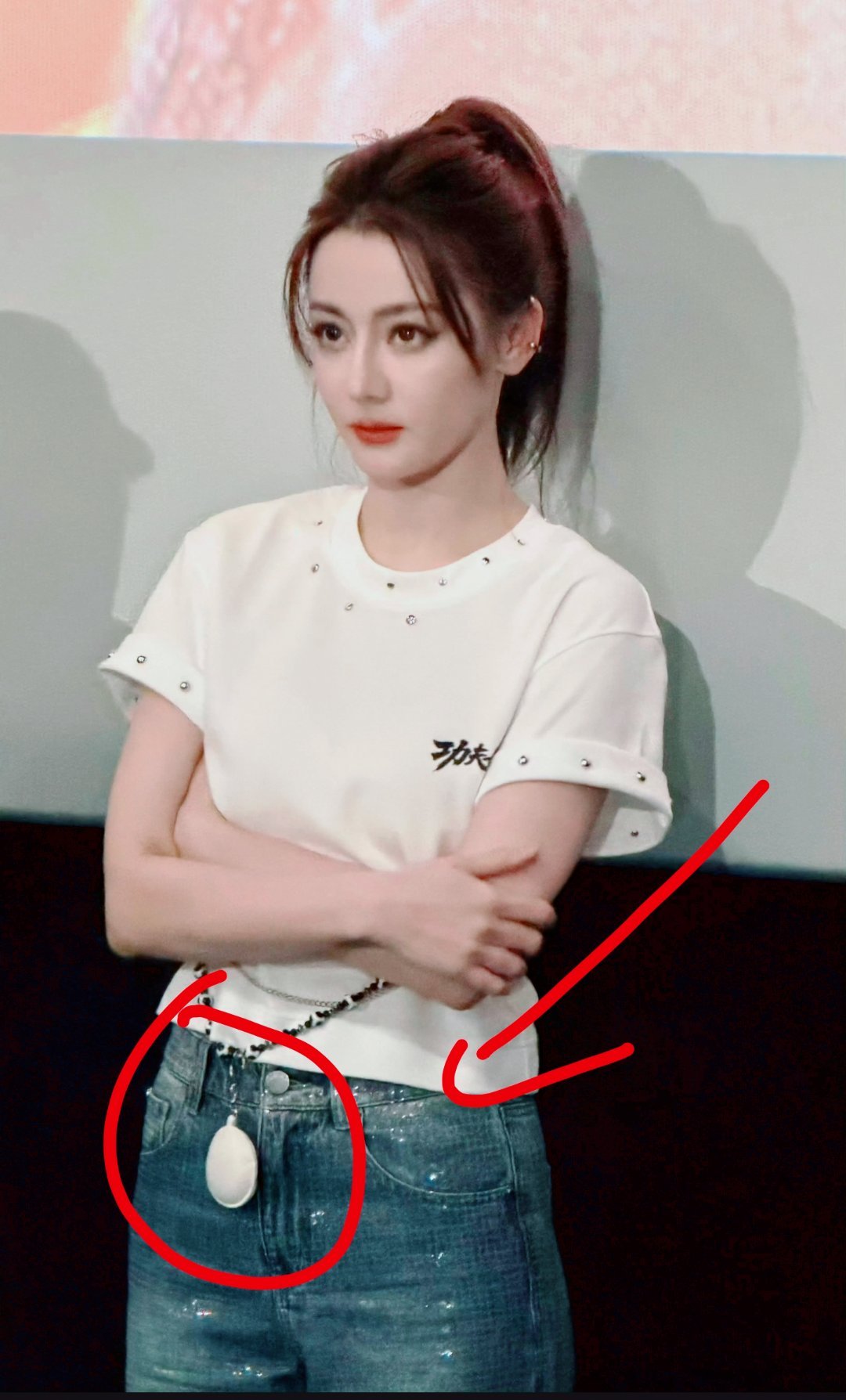 迪丽热巴香港路透看了一圈，没人关注热巴这个球球挂链吗？好好看？？抢光了当我没问！