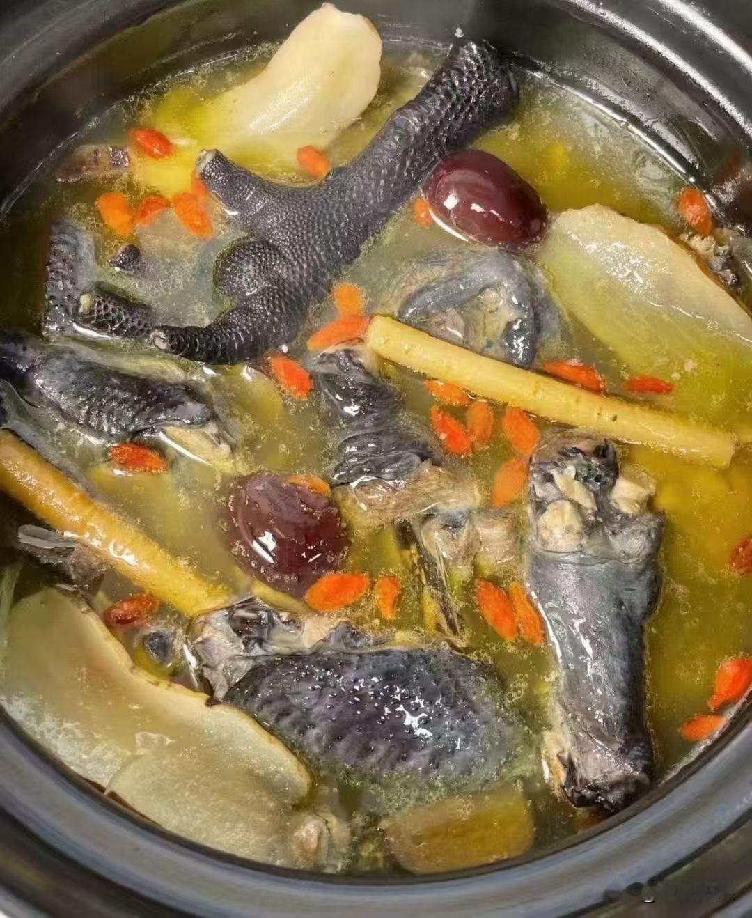 之前她总走两步就喘，躺床上翻到后半夜还睡不着，整个人蔫得连下楼买菜都嫌累。我照着
