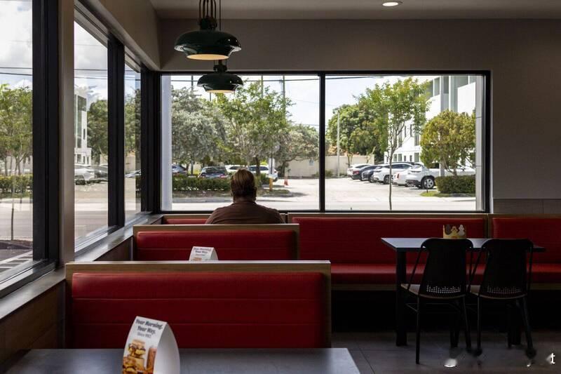 【10年不缺席！78岁常客餐厅厨师凭直觉救回一命】海外新鲜事 美国佛罗里达州一家