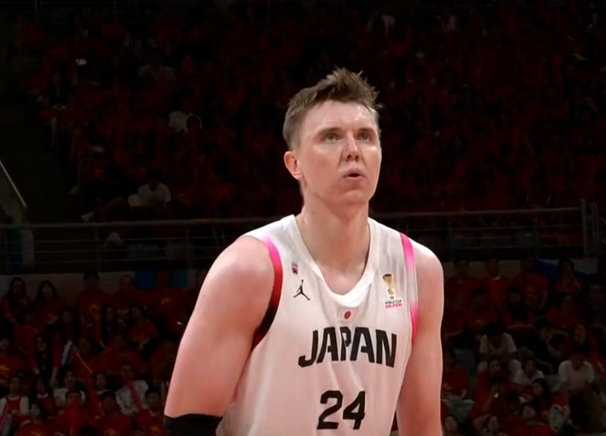 今天霍金森打得更像NBA球员！
北京时间7月3日，备受瞩目的男篮世预赛中日大战如