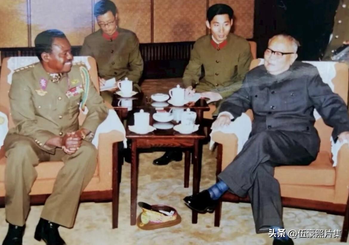 1984年10月，李先念同志在人民大会堂会见扎伊尔军队总参谋长辛加上将的场景。自