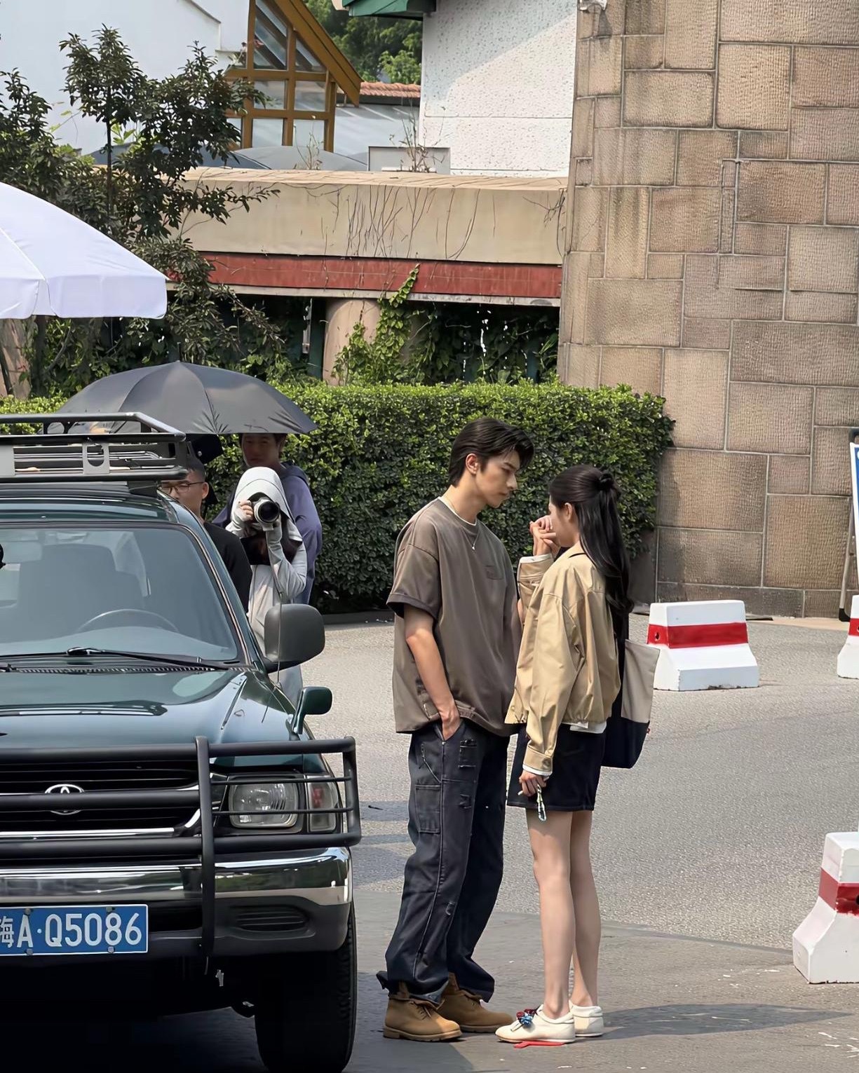 关晓彤青岛拍戏，平底鞋也显得又高又瘦 