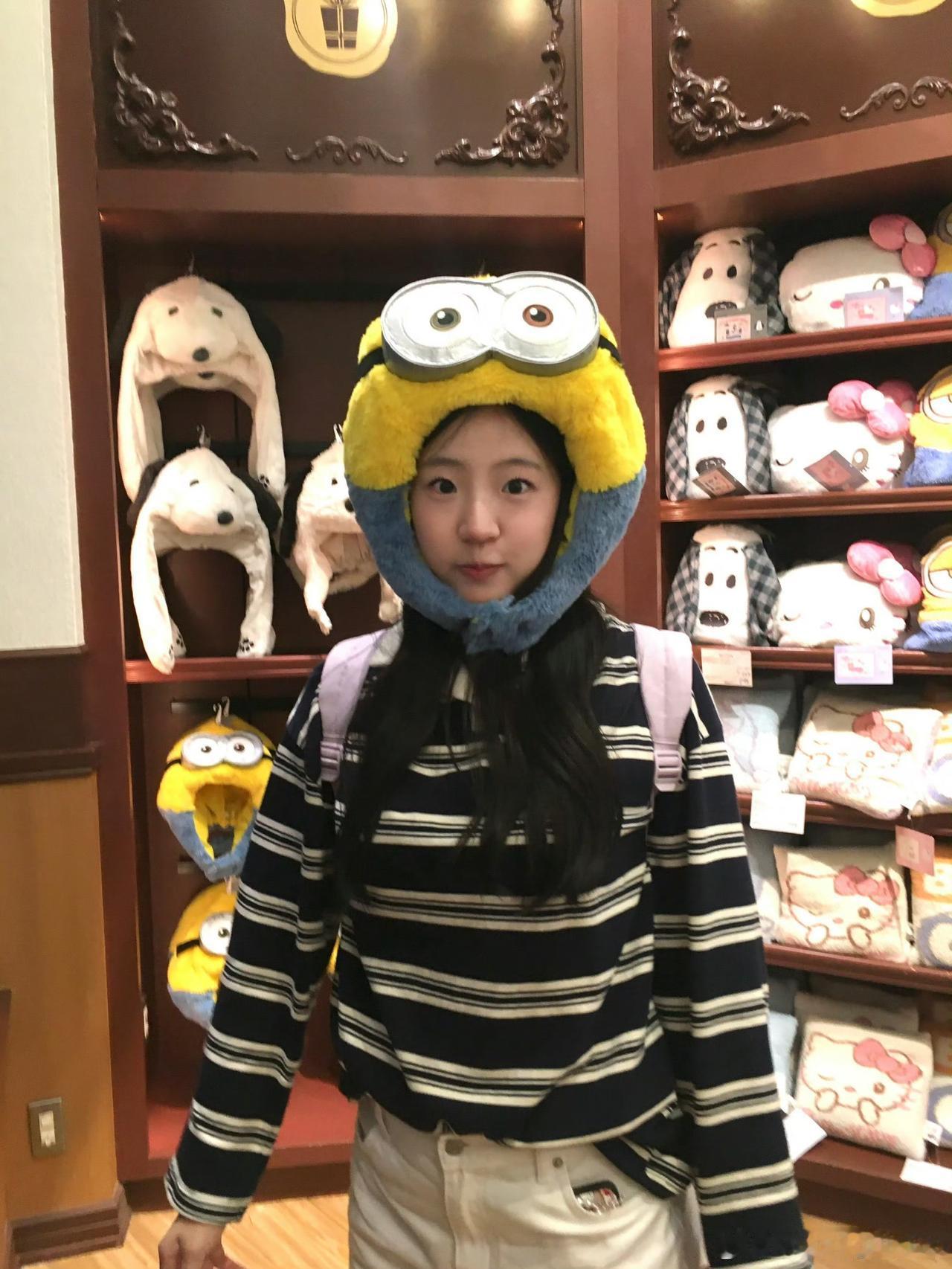 申裕斌去北京环球影城玩了一天，别说这衣服穿搭真好看，韩国女队的衣服和妆容算是乒乓
