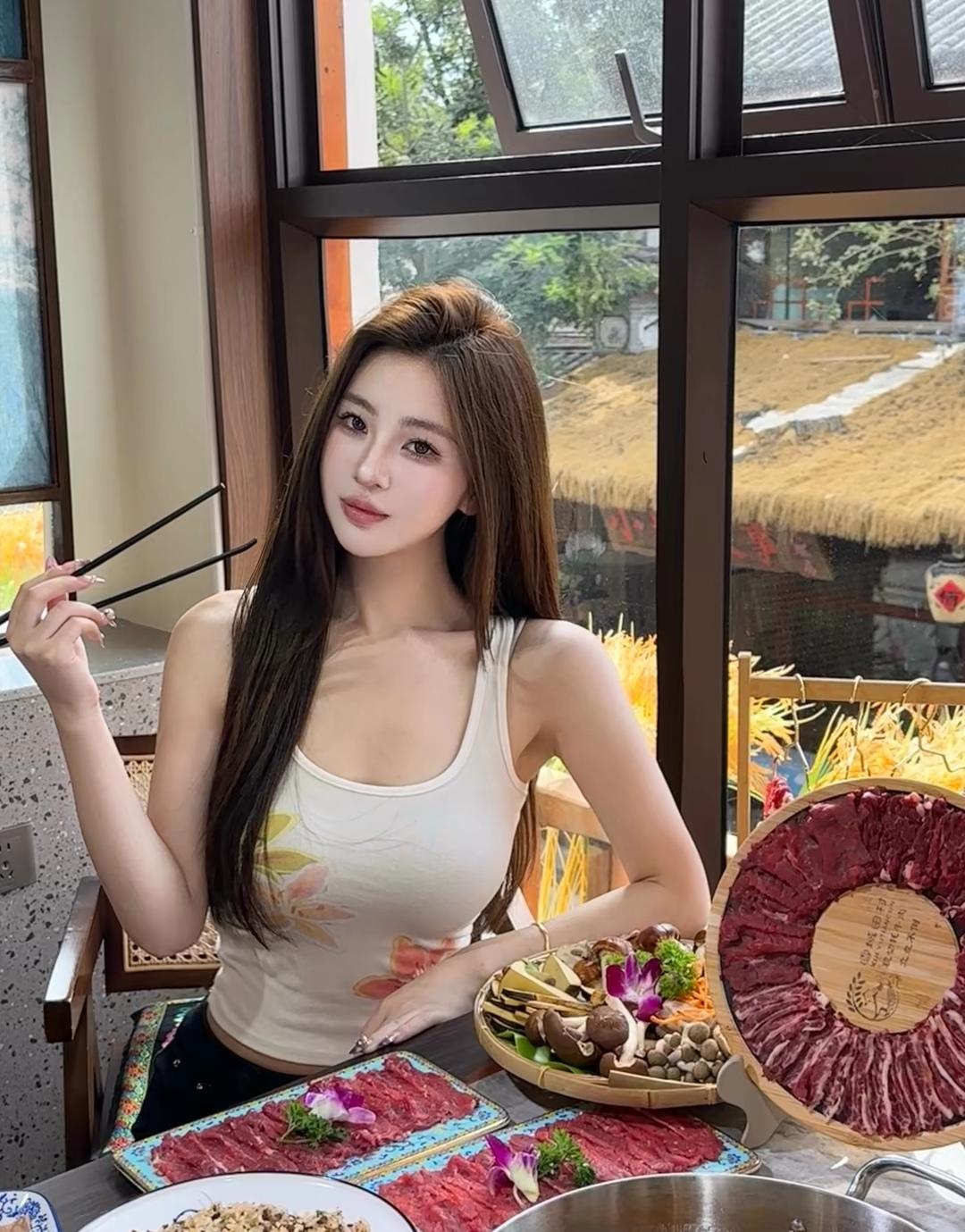 “在阳光明媚的午后，享受一顿丰盛的烤肉大餐！”🍖🌞🍽️