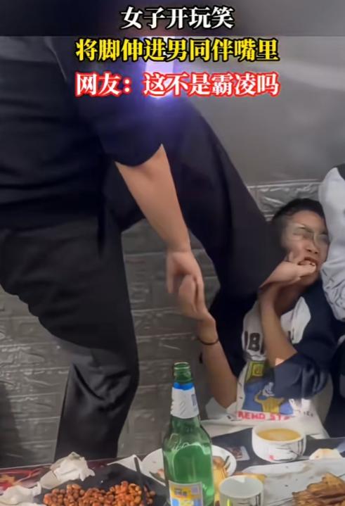 应该没人愿意让人把脚塞自己嘴巴里吧，即使是开玩笑！但是这男生被塞完后，嘴角都快压