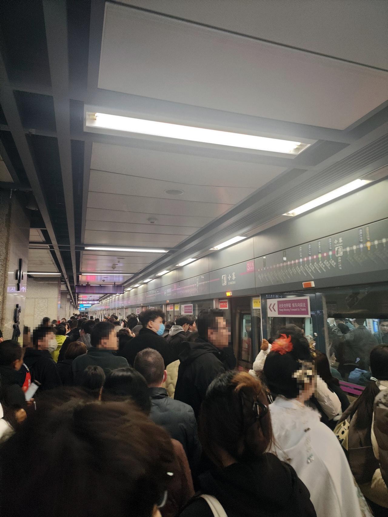 开工第一天，小寨地铁站这阵仗，是不是把你也吓到了？ 一眼望去全是黑压压的人头！今