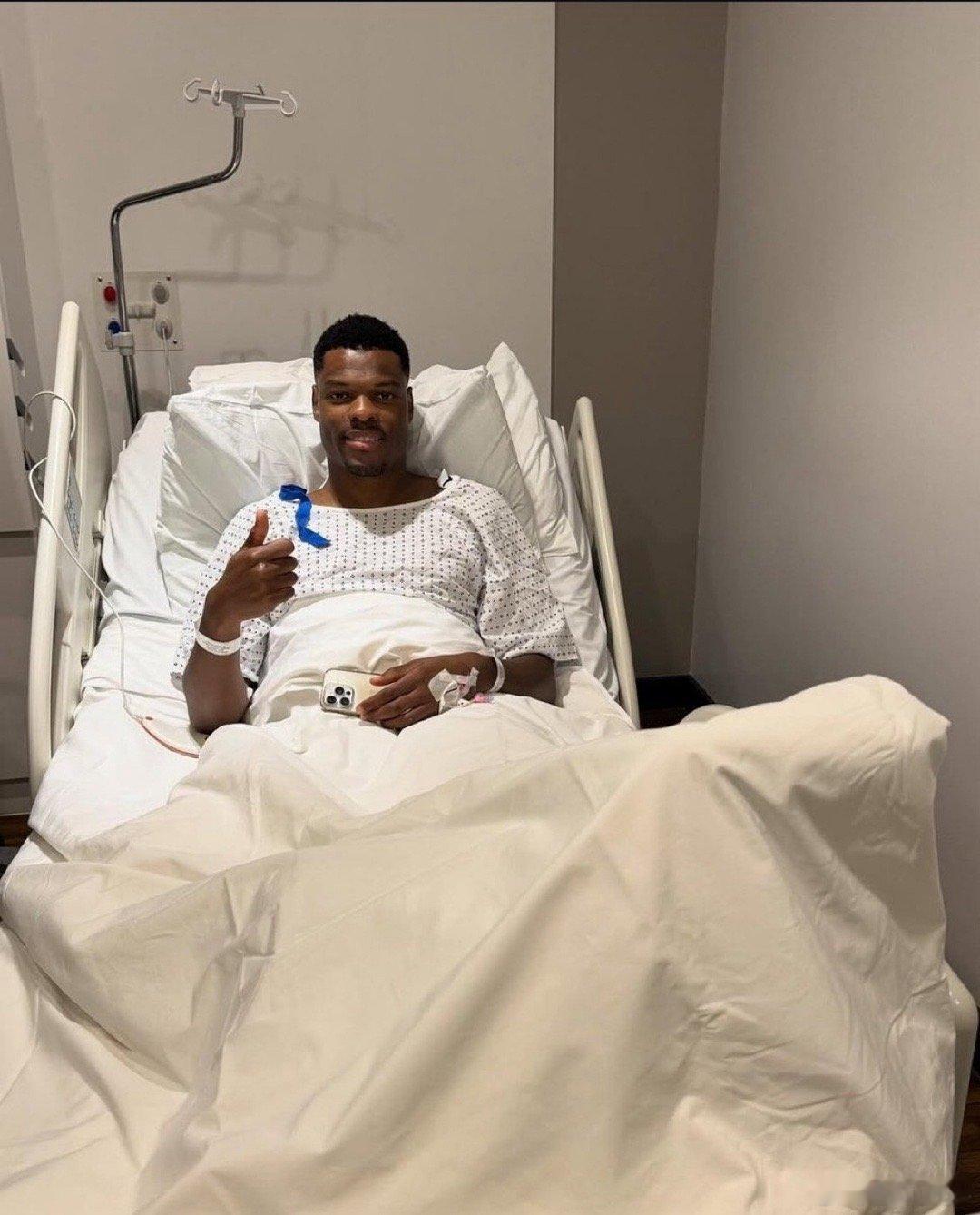 邓弗里斯社交媒体：手术很成功 这个月我过得很艰难 我的心情也很复杂 但我很高兴最