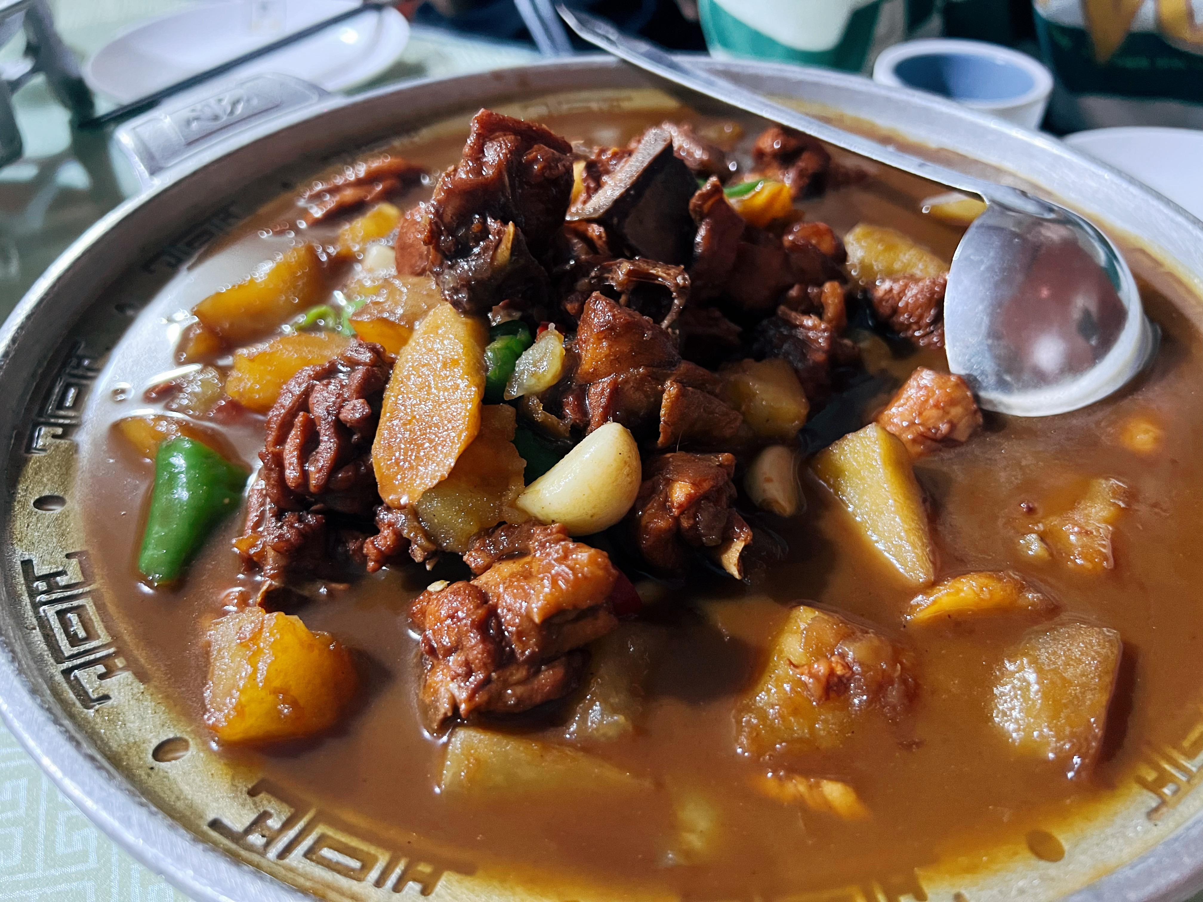 新疆大盘鸡名不虚传，这家店叫银锅，在和田。点菜时和老板说“来个中盘的大盘鸡”，老
