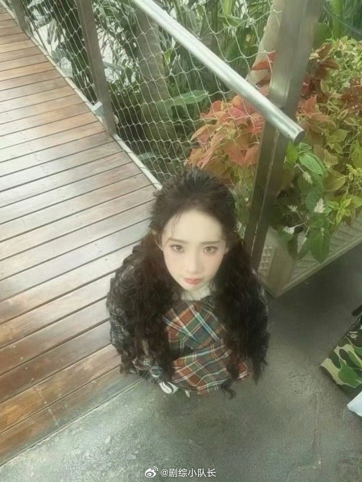 张艺凡羊毛卷出图易如反掌 羊毛卷在她头上像是开了美颜滤镜，脸更小，人更灵。那种不