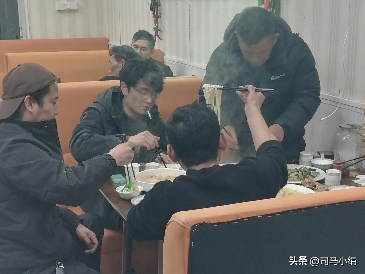 开饭店启发，进店吃饭的农民工是最好说话的，你推荐什么菜，他们就点什么菜，就怕遇到