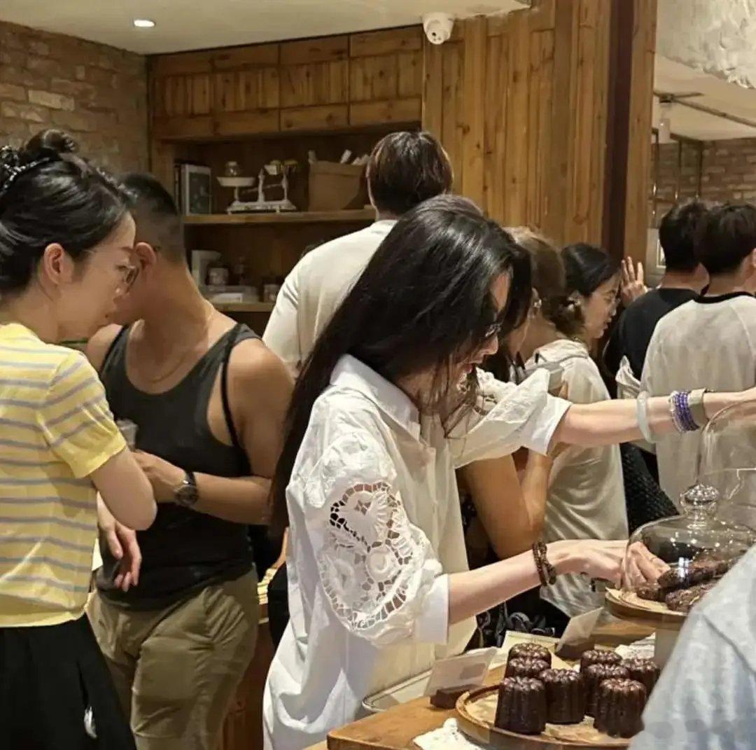 28岁宋祖儿现身天津一间面包店购物，她的打扮好时尚，真人太美了 