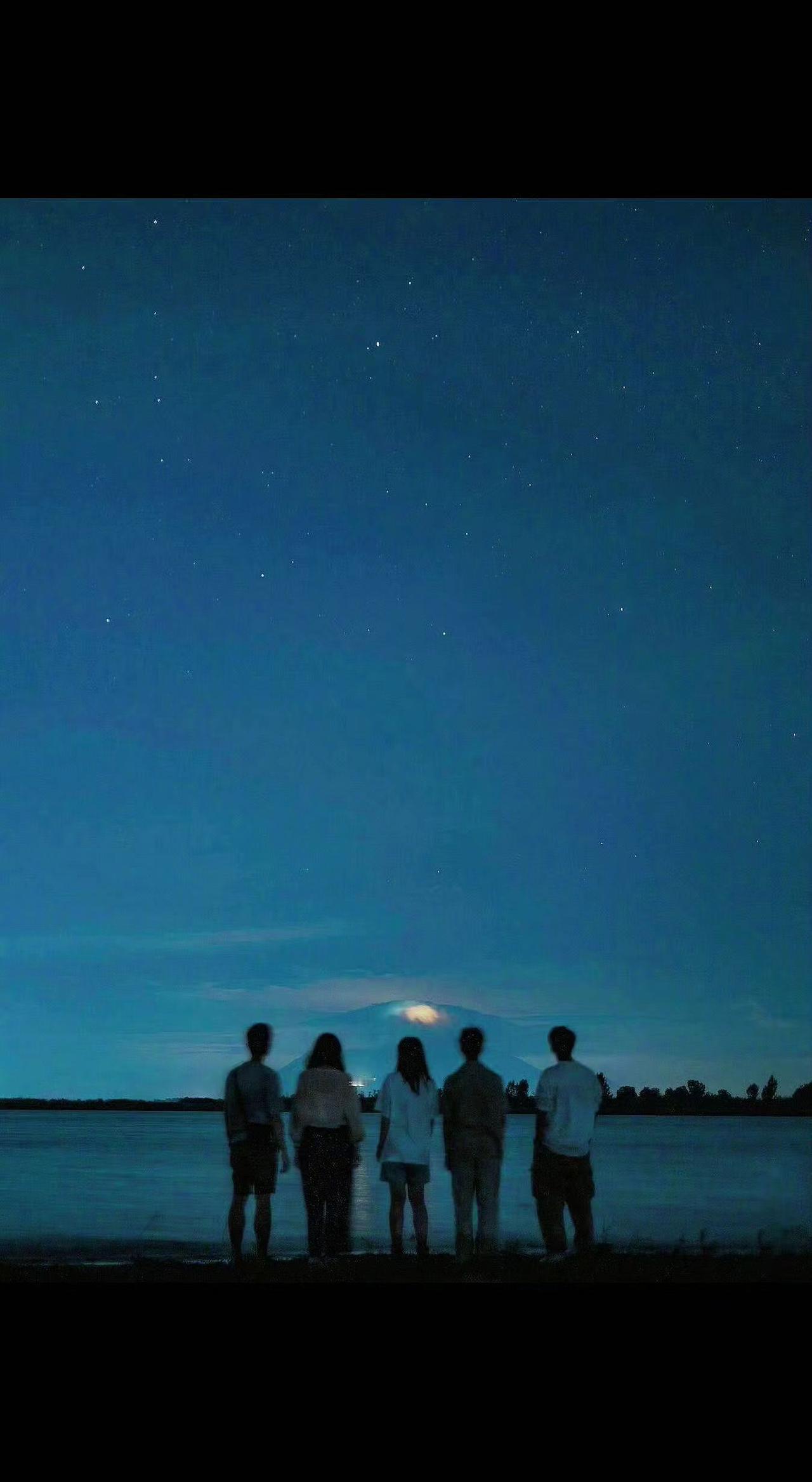 🌌那晚的星星会记得吧？五个人影站成沉默的诗，湖面把月亮揉碎成碎银✨。青春是场不