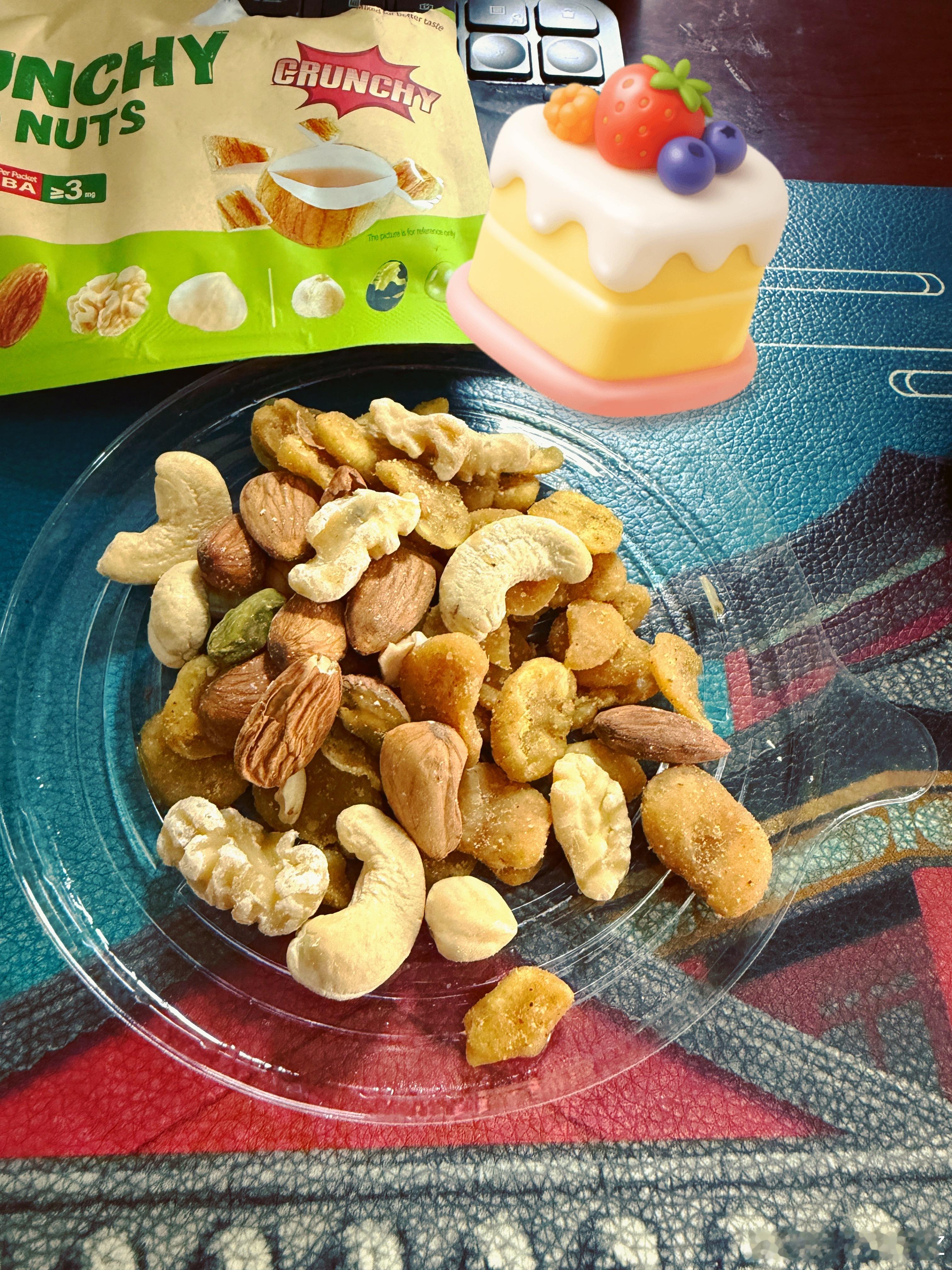 三点多了，吃点小零食——每日坚果、小蚕豆还有一个多小时下班咯 每天摸鱼打卡记录生