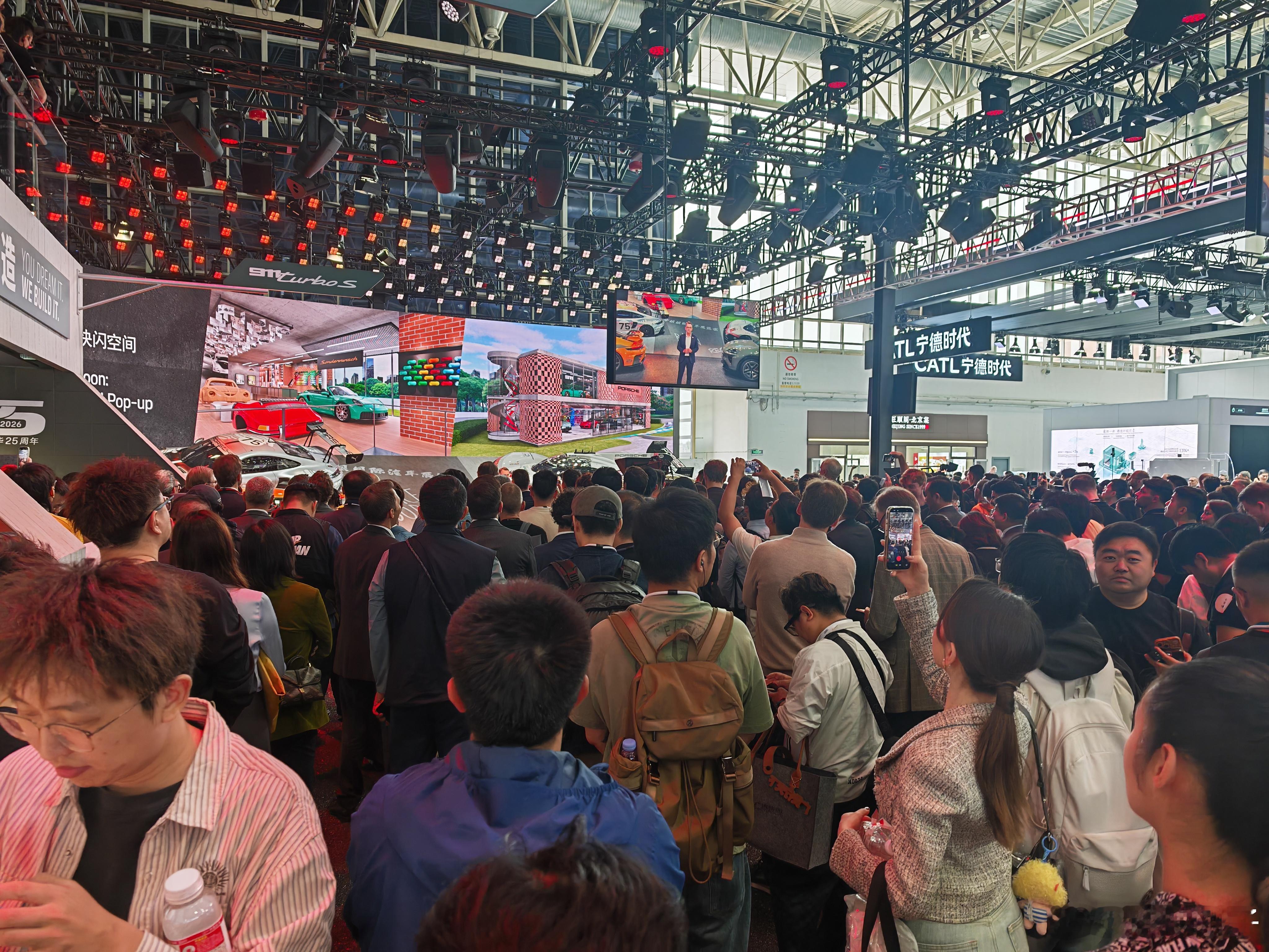 本届北京车展，保时捷直接放大招，全新纯电Cayenne Turbo与Turbo 