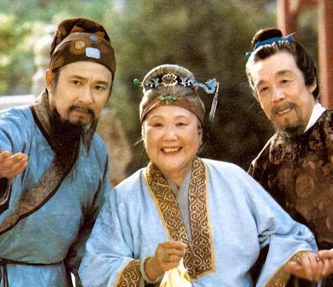 红楼梦中，为何林黛玉被众人叫做林姑娘，薛宝钗却被称为宝姑娘？
林黛玉和薛宝钗在《