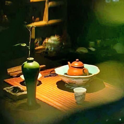 《素器天然·古风体》
玉盘列素瓷，茶静意如冰。
器简道自现，无声即真筵。
不效金