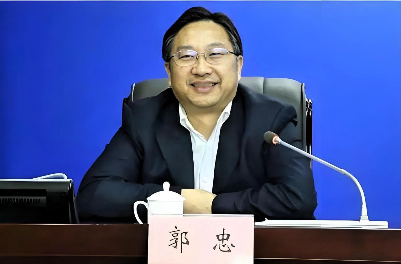 刚刷到一个通报，直接把我看笑了。今年1月刚办完退休，这就进去了。

1962年生