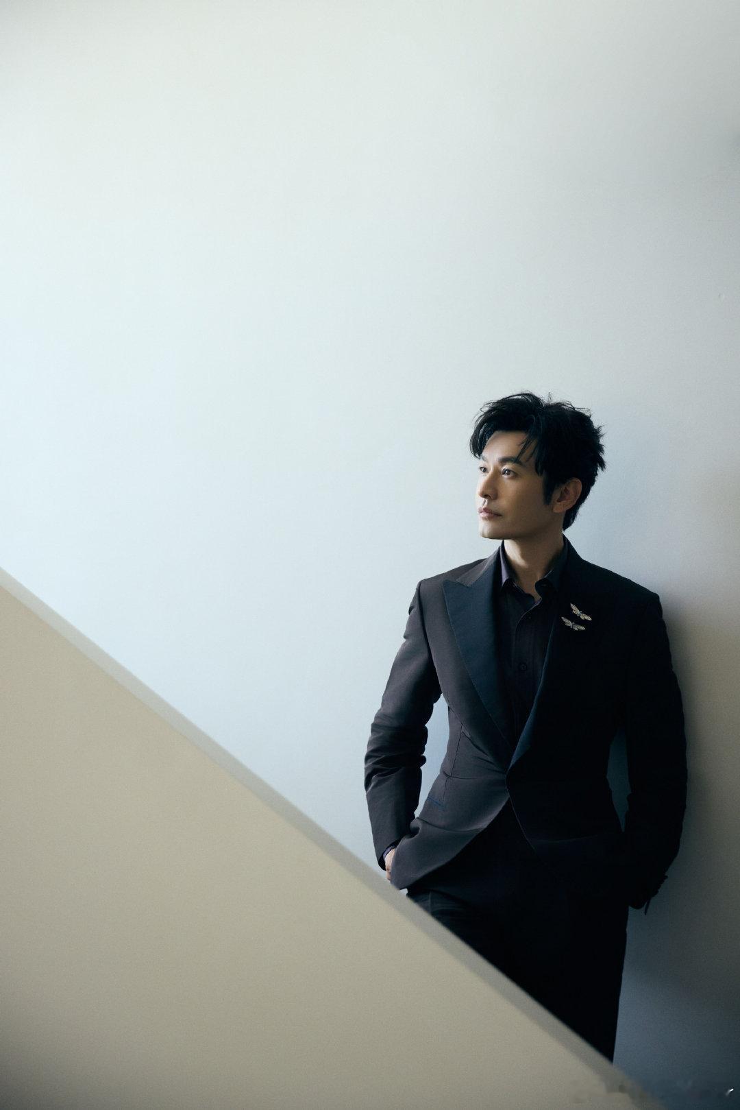 黄晓明一张嘴还是熟悉的配方2025导演之夜上，黄晓明说山东话打招呼，“明学”带山