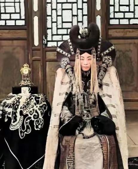 1938年斯大林下令处决了外蒙古的末代皇后，在执行死刑前，皇后格嫩皮勒展现出与众