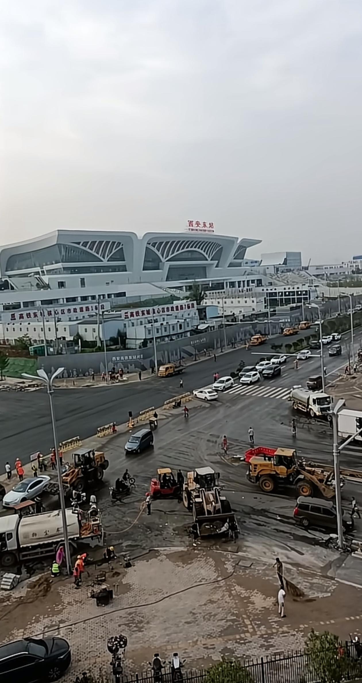 西安东站在通车运营的同时，持续推进配套辅助工程的完善，二者互不干扰。今日开通的是