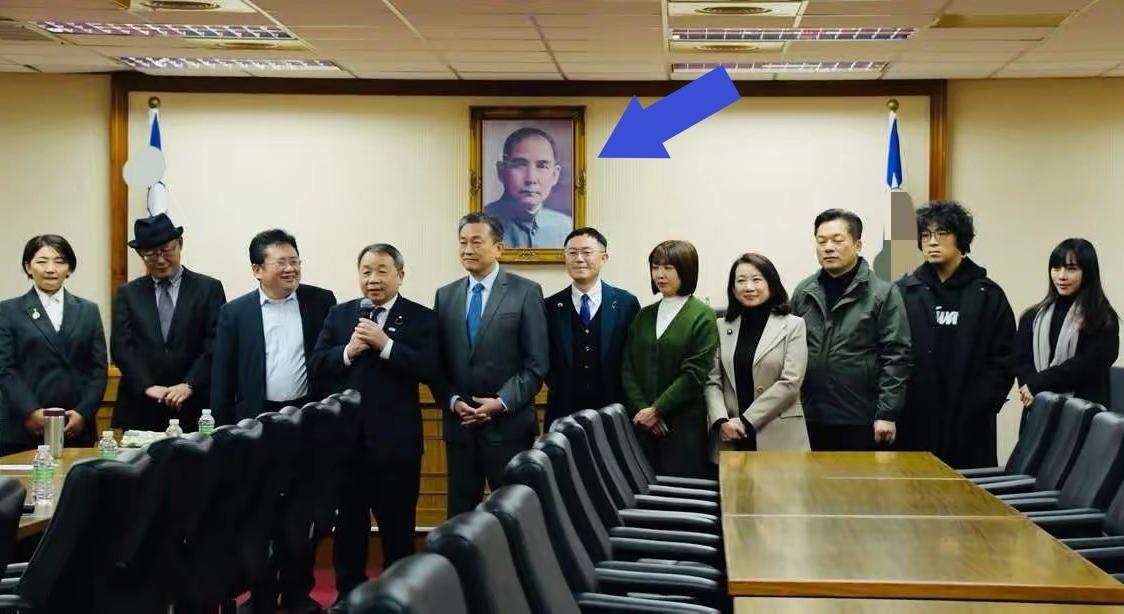 墙上照片中的那位表示：看你们这群歪瓜裂枣的犊子们怎么再继续嚣张

这是大汉奸石平