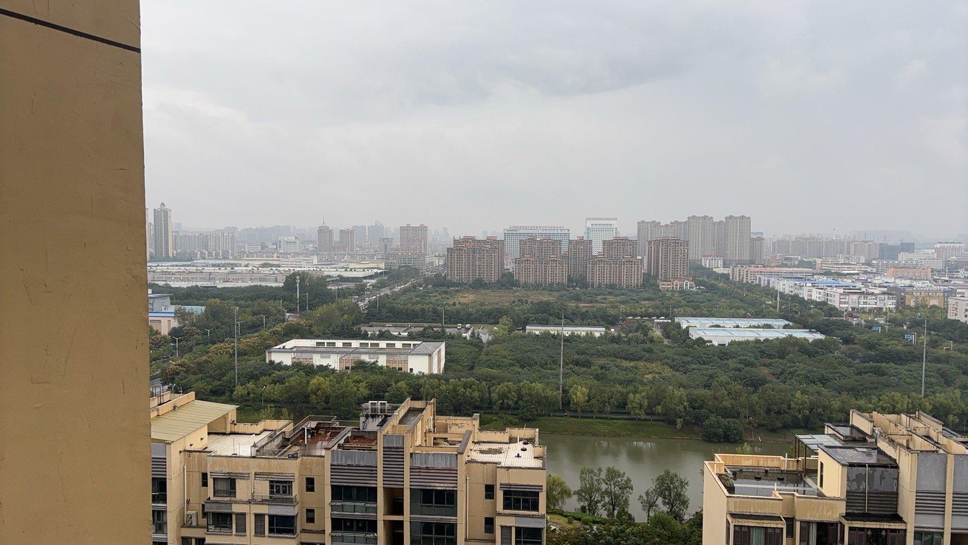 下着蒙蒙的小雨，刮着呼呼的大风，骑着我的小电驴，感受真的是一秒入冬 ​​​