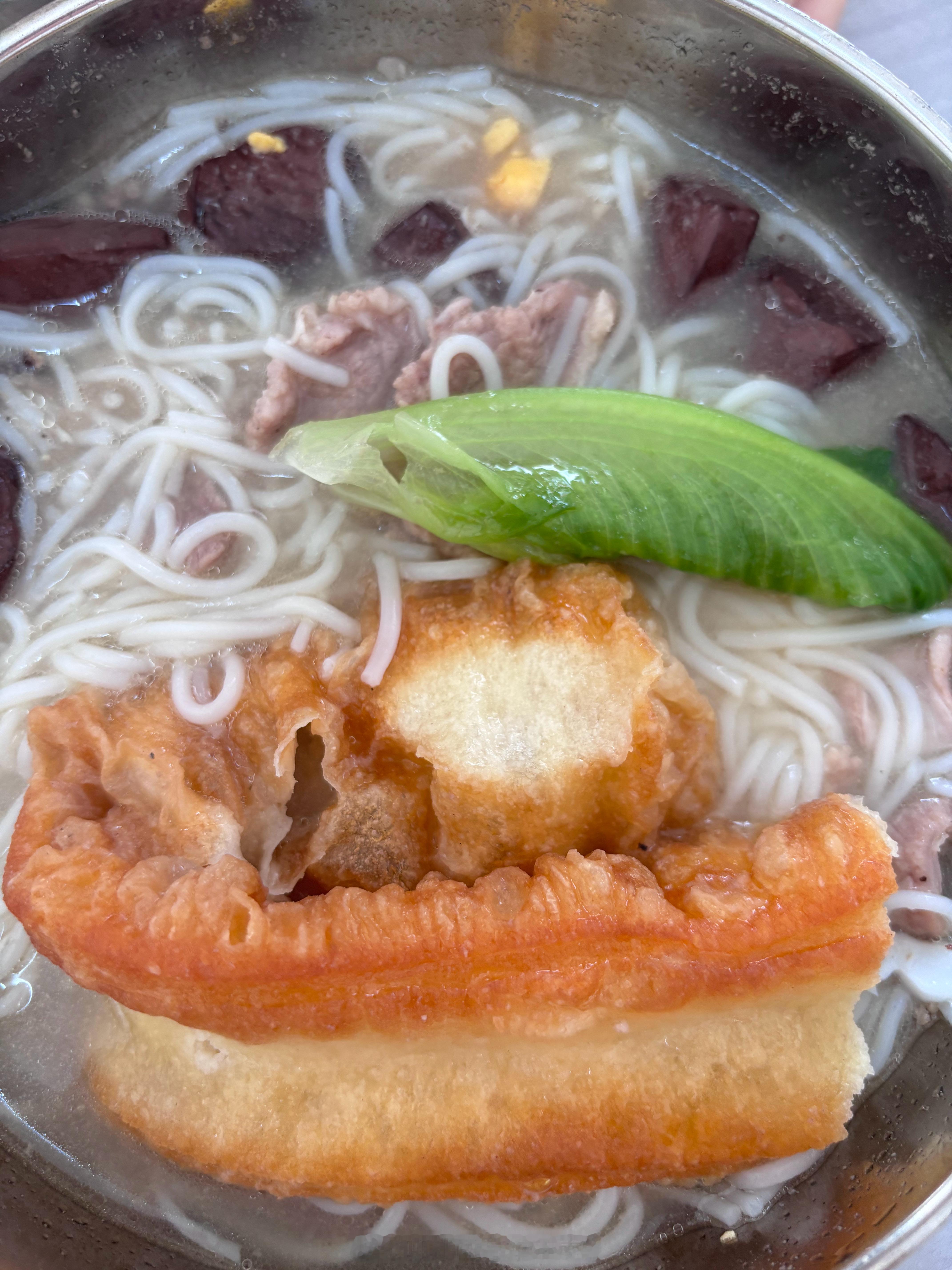 吃早餐的时候，我们喜欢把油条浸在汤里面吃，这个吃法在我们这很普遍。 