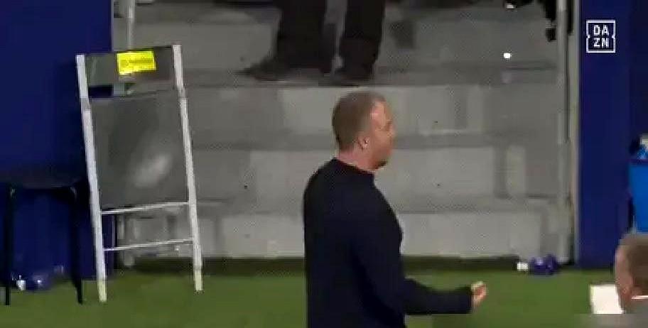 18岁新10号亚马尔，巴萨客场绝杀马竞后，他竟孤零零叉腰站在一旁，完全没庆祝！