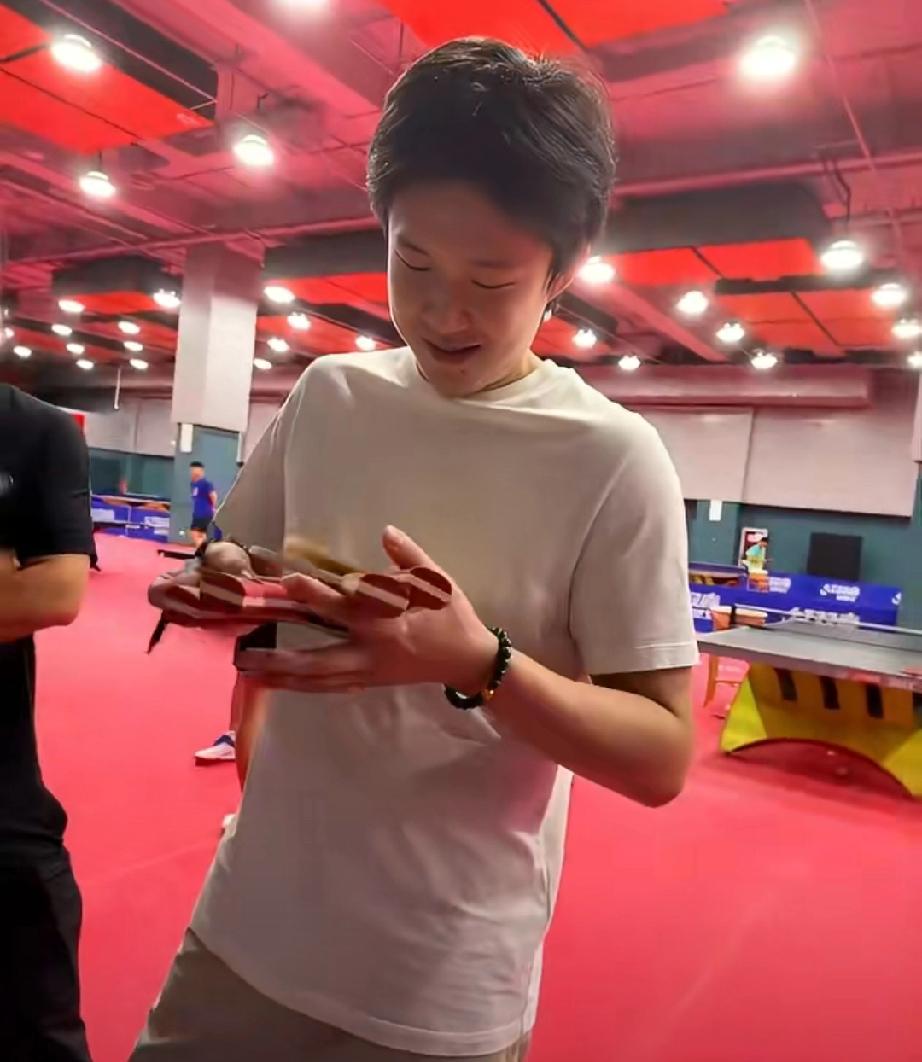 伦敦团体世乒赛后休息不到一周，国乒主力已经归队。
今日王楚钦现身体总训练馆，虽然
