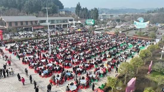 村庄免费年猪宴每天400桌 3万人赴约有人5点来近日，四川资阳乐至县高寺镇清水村