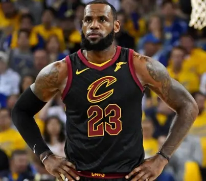 数据媒体晒18年詹姆斯季后赛数据：湖人的命运掌握在你手中据之前报道，湖人球员东契