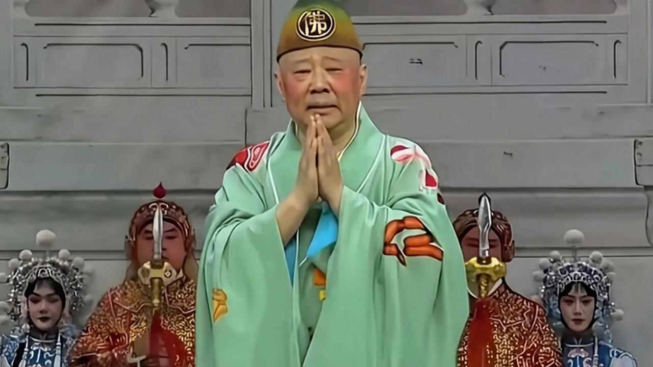 《郭德纲改红歌被举报，这未必不是件好事》
郭德纲这次改红歌被举报，固然有人红是非