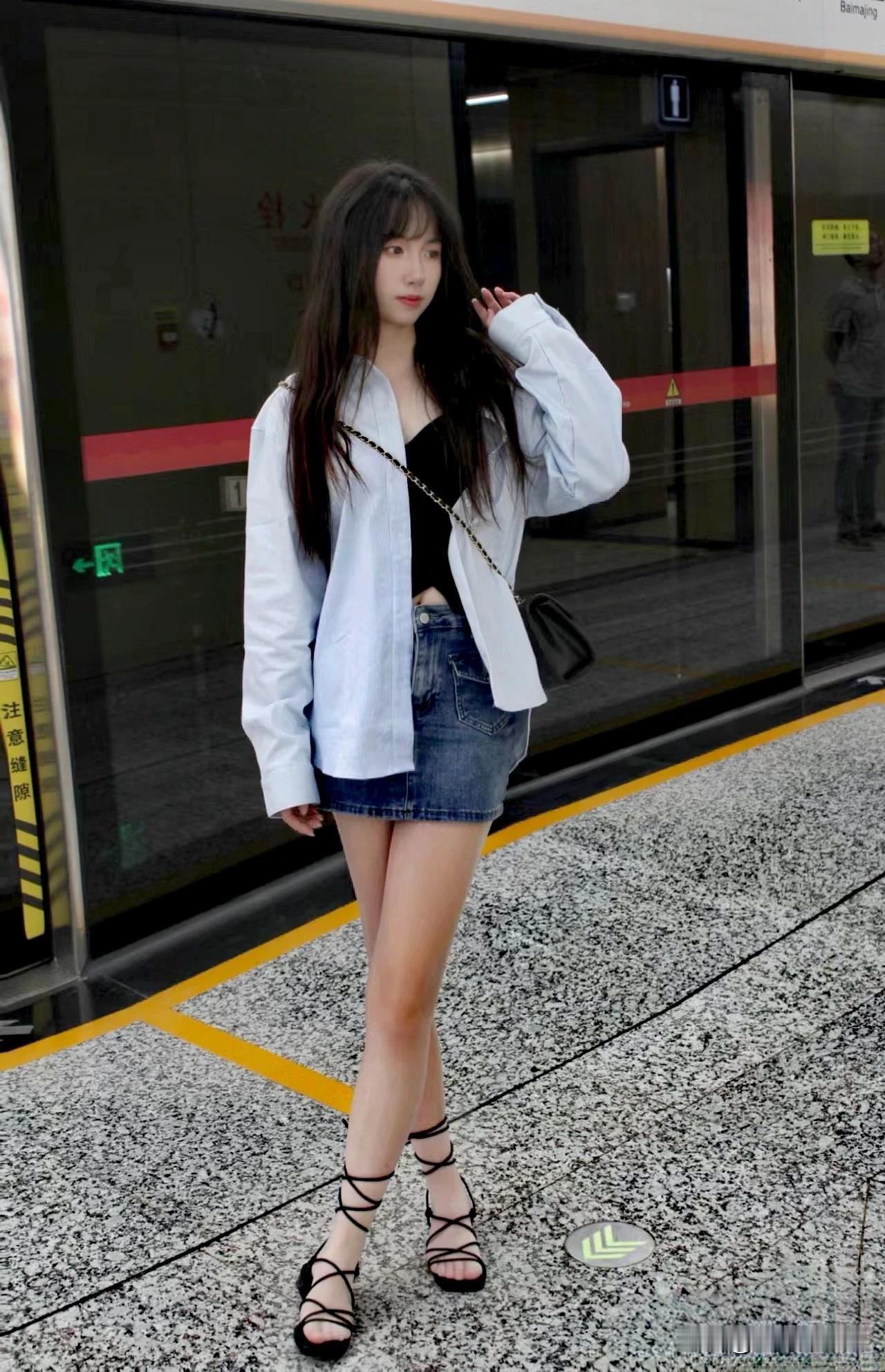时尚又百搭的牛仔裤，让你成为街头最酷的女孩#分享街拍女孩#