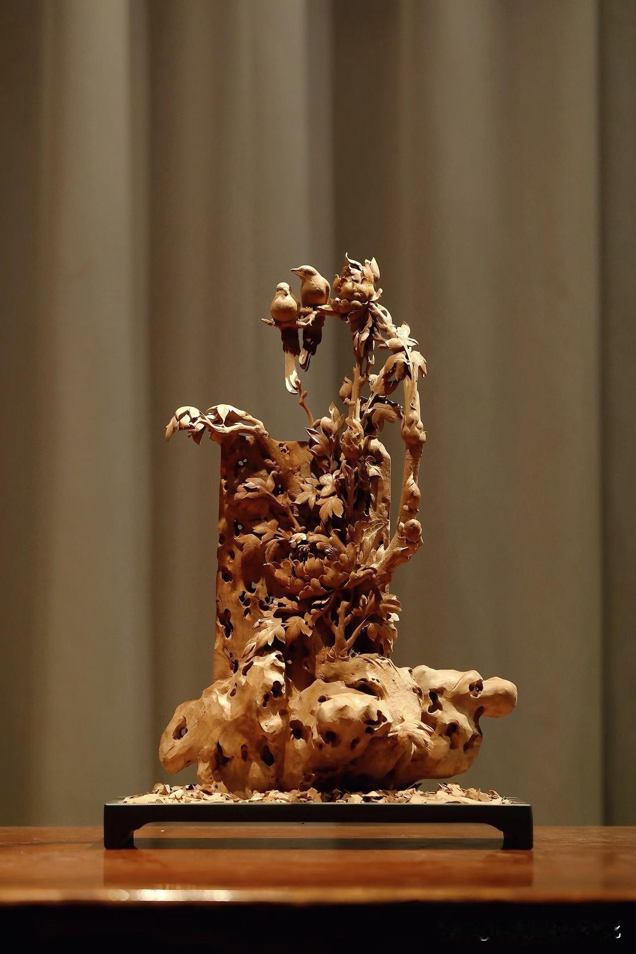 一方湖石，一枝牡丹，两只栖雀。

老山檀香的香气，不张扬，
却在空气里慢慢铺开，