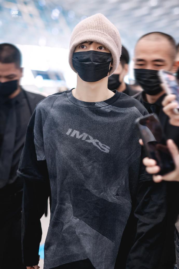 陈哲远针织帽look 陈哲远机场路透，针织帽look好男大，一切顺利！ 