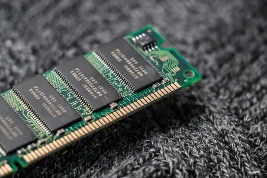 在这个岁月如梭、变化莫测的时代，谁能想到，曾经被我们视作“配角”的内存条，如今竟