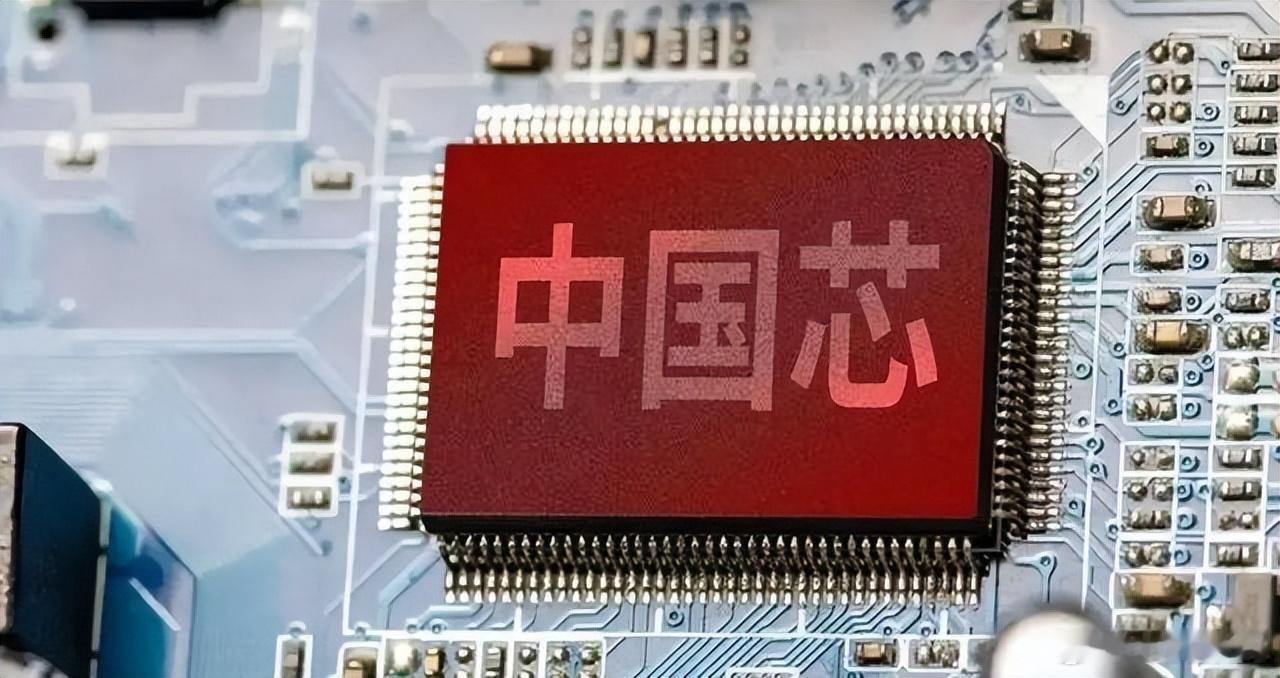 美国的封锁不仅没能让中国“卡壳”，反而倒逼中国加速自主化。因为进口设备受限，不少