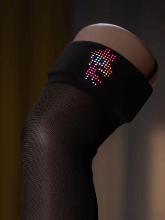 RGB发光吊带黑丝公布近日，丝袜厂家512颗RGB灯珠、16×32像素屏、高密织