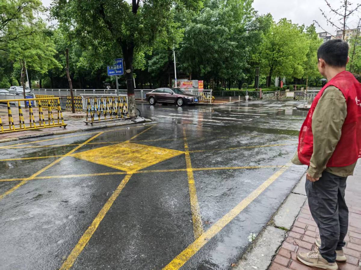 京广路街道冯庄社区：筑牢防汛安全屏障 全力巡查待命护平安