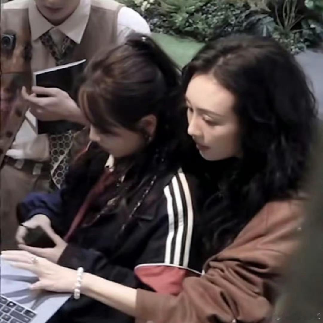 杨蓉第一时间安慰王鸥大侦探从搜身到投凶，蓉鸥全程发糖！鸥姐被调侃时的抱抱，蓉蓉被