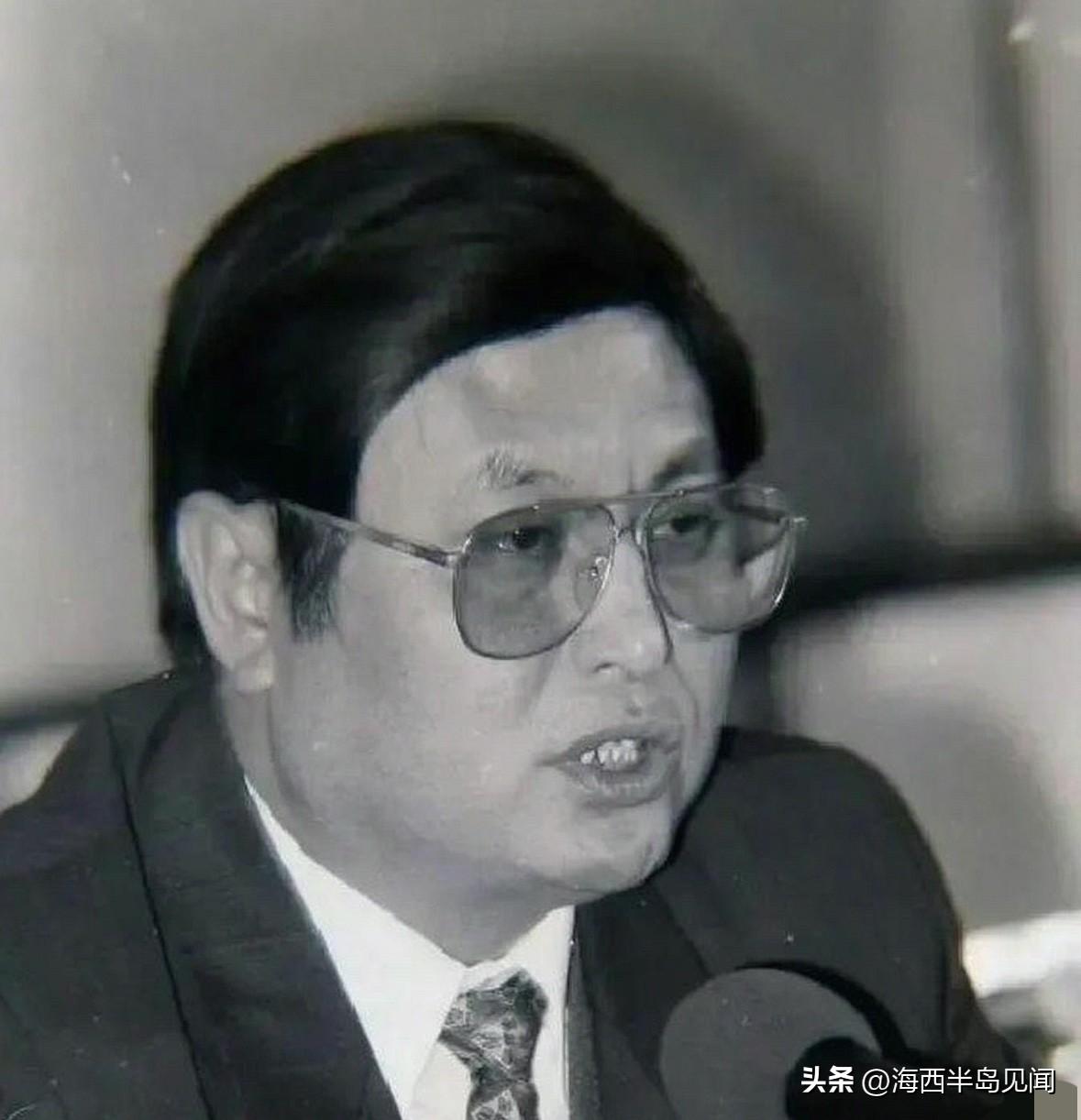 1946年出生，山东荣城人，大专学历。1968年参加工作，历任荣城县俚岛船厂团委
