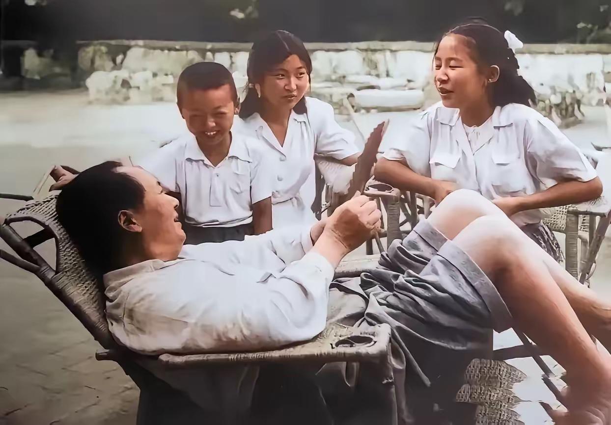 这是一张非常珍贵的家庭照，毛主席和女儿李敏，以及李讷的合影，父爱如山，亲情无价！